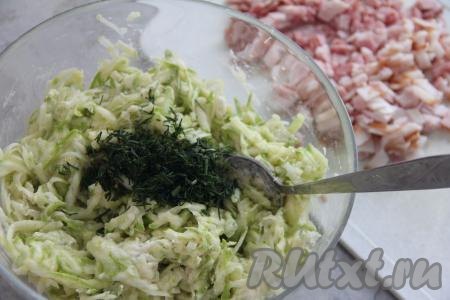 Укроп мелко нарезать и выложить в миску.