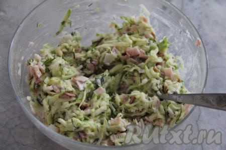 Перемешать получившееся тесто для оладий из кабачков с беконом.