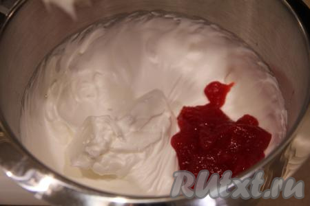 Добавить ягодное пюре в белковую массу и взбить миксером в течение 1 минуты.