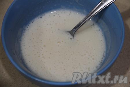 Прогреть желатиновую массу до полного растворения кристаллов желатина (не кипятить!). Я прогреваю в микроволновке, для этого ставлю посуду с желатином в микроволновую печь на максимальную мощность на 10 секунд, затем вынимаю, перемешиваю, ставлю в микроволновку ещё на 10 секунд, достаю, перемешиваю, если кристаллы желатина не растворились, тогда ещё раз отправляю в микроволновку. Желатин полностью растворяется обычно за 30-40 секунд, но чтобы не перегреть, нужно обязательно его перемешивать каждые 10 секунд.