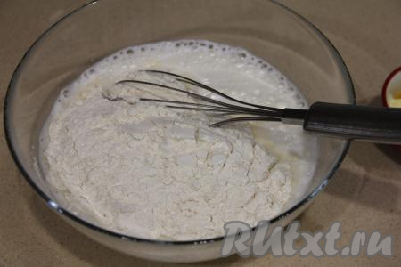 Всыпать муку и вмешать её в тесто венчиком.