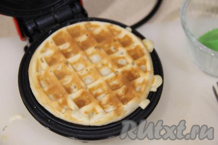 Закрыть створки вафельницы и выпекать вафлю до золотистого цвета. Время выпекания у всех вафельниц разное. Приоткройте створку и посмотрите, вафелька должна хорошо подрумяниться.
