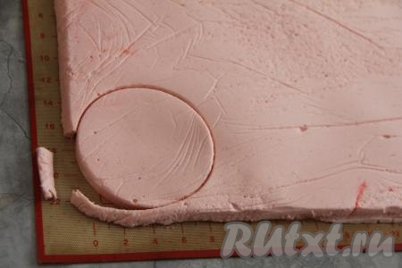 Пока мы выпекали вафли, суфле застыло. Вырезать суфле по размеру вафель.