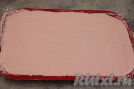 Заранее выстелить плёнкой противень. У меня противень размерами 36 на 28 сантиметров. Выложить суфлейную массу и разровнять. Поставить в холодильник на 1 час (суфле должно застыть).