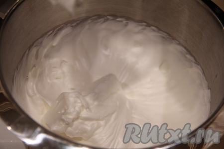 В сухую ёмкость, удобную для взбивания, влить охлаждённые яичные белки, взбить их миксером в пышную пену, затем всыпать частями сахар, продолжая взбивать. После добавления всего сахара взбивать белки до стойких пиков (минут 7-10).