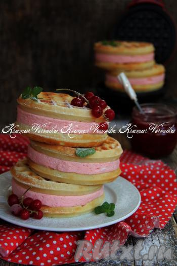 Аппетитные венские вафли с нежнейшим суфле подать к повседневному или праздничному столу. Очень вкусно получилось!