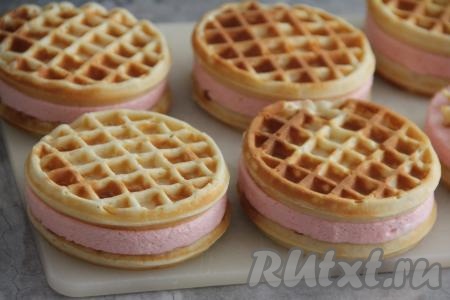 Выложить суфле на вафлю, а второй вафлей накрыть суфле и прижать. При помощи суфле вафельки склеятся между собой.