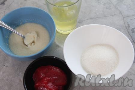 Подготовить продукты для суфле. В небольшую ёмкость всыпать желатин, залить 100 миллилитрами холодного молока, перемешать и оставить набухать минут на 15. Для приготовления суфле можно взять замороженные или свежие ягоды. Если ягоды свежие (у меня - красная смородина, но отлично подойдёт и чёрная смородина, клубника или черника), тогда их нужно перебрать, убирая листочки и испорченные ягодки. Если ягоды заморожены, тогда их нужно разморозить, слить выделившийся сок. Затем переложить ягоды в сито, под сито поставить глубокую тарелку, перетереть ягоды через сито с помощью ложки. В результате протирания в тарелке у нас будет ягодное пюре, а в сите останется жмых. Для приготовления суфле нам потребуется 100 грамм ягодного пюре. Жмых, оставшийся в сите, нам в дальнейшем не нужен. Яйца очень хорошо вымыть, дать им обсохнуть, а затем разделить аккуратно на белки и желтки (в этом рецепте желтки нам не понадобятся). Охладить белки в холодильнике.