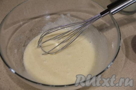 Перемешать массу венчиком.