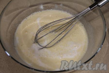 Влить молоко и ещё раз перемешать.