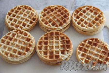 Постепенно испечь все вафли, дать им остыть. У меня получилось 12 венских вафель, как раз для формирования 6 пар вафель с суфле.
