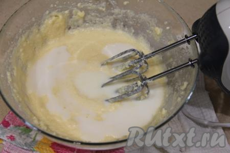 Затем влить молоко и взбить до однородности.