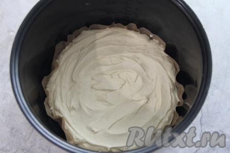 Выложить поверх крыжовника тесто, равномерно распределить.