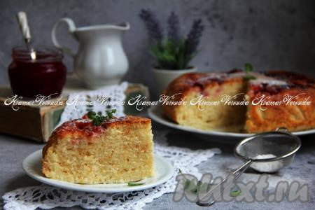 Вкусный, нежный пирог с крыжовником, приготовленный в мультиварке, нарезать на кусочки и подать к столу.