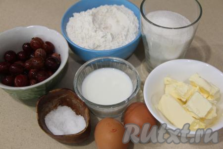 Подготовить продукты для приготовления пирога с крыжовником в мультиварке. Крыжовник вымыть, обсушить, ножницами отрезать у каждой ягодки "носик" и остаток веточки. Сливочное масло для замешивания теста должно быть комнатной температуры, поэтому заранее достаньте его из холодильника.