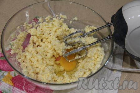 Продолжая взбивать миксером, в смесь масла и сахара по одному добавить яйца. Взбивать нужно до однородности после добавления каждого яйца. После добавления всех яиц взбить массу миксером в течение 2 минут.