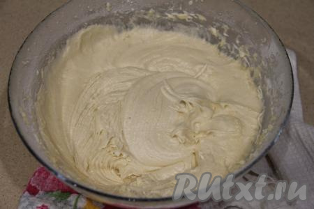 Всыпать разрыхлитель и половину муки, перемешать миксером. Затем частями всыпая оставшуюся муку и вмешивая её миксером, замесить однородное, не очень густое тесто, как на фото. Муки может потребоваться немного больше или меньше, главное - ориентироваться на консистенцию теста, которое вы замешиваете. 