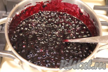 Довести чернику с сахаром и крахмалом до кипения, постоянно помешивая, уменьшить огонь и варить 2 минуты, продолжая помешивать. Затем снять с огня, переложить в глубокую тарелку, накрыть пищевой плёнкой так, чтобы она лежала на ягодах черники, и оставить черничную начинку остывать.