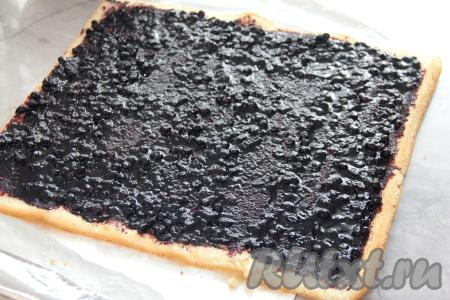 Остывший бисквитный корж смазать остывшей черничной начинкой.
