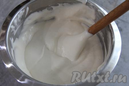 Бисквитное тесто должно получиться очень воздушным, в меру густым.