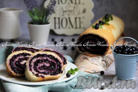 На следующий день нежный, яркий, очень вкусный домашний бисквитный рулет с черникой нарезать на кусочки и подать к чаю или кофе.