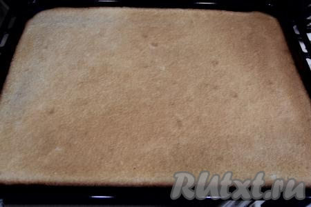 Поставить противень в разогретую духовку. Выпекать бисквит при температуре 180 градусов ориентировочно 10 минут. Готовность проверить, проколов корж сухой зубочисткой (если корж уже готов, значит зубочистка останется сухой и чистой).