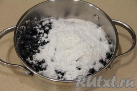 Первым делом приготовим начинку из свежей (или замороженной) черники. Если вы взяли свежую чернику, тогда её нужно перебрать от листиков, затем промыть водой, переложить в дуршлаг, чтобы с ягод стекла лишняя вода. Если ягоды заморожены, дайте им немного разморозиться, лишнюю жидкость слейте. В кастрюлю всыпать свежую (или размороженную) чернику, добавить сахар и крахмал, перемешать, слегка раздавливая ягоды. Поставить кастрюлю на небольшой огонь.