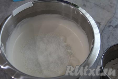 Во взбитую яичную массу в несколько приёмов всыпать муку, каждый раз тщательно вмешивая её с помощью лопатки. 