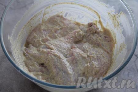 Хорошо перемешать кусочки курицы, покрывая мясо со всех сторон майонезом со специями. Оставить курочку промариноваться минимум на 1 час (можно и на более длительное время) в прохладном месте.