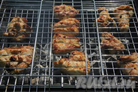 Таким образом наша курочка равномерно подрумянится на мангале и приготовится. Продолжительность запекания курицы в майонезе зависит от жара углей, обычно мясо бывает готово минут через 15-20. Готовность можно проверить, проколов кусочек курицы ножом возле кости, если мясо готово, тогда из прокола будет выходить только прозрачный сок, в нём не будет примесей крови.