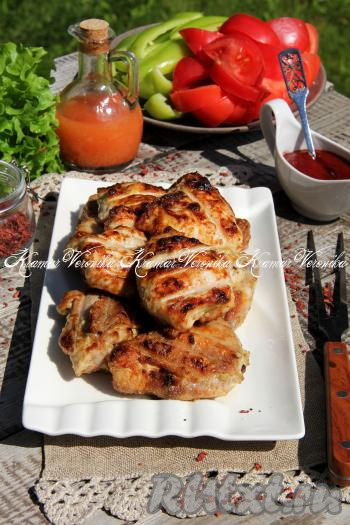 Готовый шашлык переложить на тарелку и подать к столу с любимым соусом и нарезкой из свежих овощей. Курица, предварительно замаринованная в майонезе, получилась сочной, аппетитной и очень вкусной.