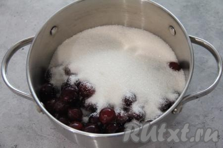 В кастрюлю всыпать ягоды крыжовника и сахар.