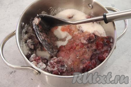 При помощи толкушки размять ягоды.