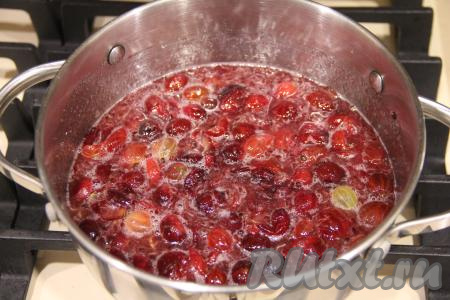 Поставить кастрюлю на средний огонь и, периодически перемешивая, довести варенье до кипения. После закипания снять пенку.