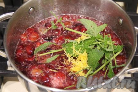 С половины лимона снять цедру (снимая жёлтую цедру, старайтесь не затрагивать, находящийся под ней белый слой) и выдавить сок. Добавить в кастрюлю веточки мяты, сок и цедру из половины лимона.