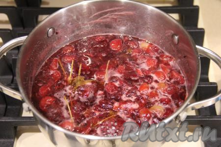 Варенье из крыжовника с мятой и лимоном варить с момента закипания на медленном огне 20 минут, периодически помешивая. В конце варки убрать веточки мяты из варенья.