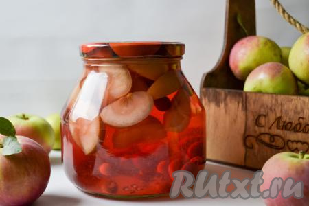 Через сутки остывшие баночки переставьте на хранение в прохладное помещение: погреб, подвал, кладовку. Зимой компот из яблок и крыжовника порадует вас своим вкусом и ароматом!