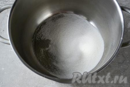 В кастрюлю насыпьте сахар.