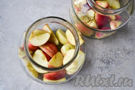 Банки (я взяла 2 банки объёмом по 1 литру) вымойте горячей водой с содой, а затем простерилизуйте над паром или в духовке. Крышки после закипания воды прокипятите 2-3 минуты. В подготовленные банки выложите нарезанные яблоки.