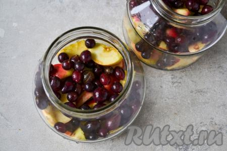 Затем в каждую банку всыпьте примерно по 150 грамм крыжовника.