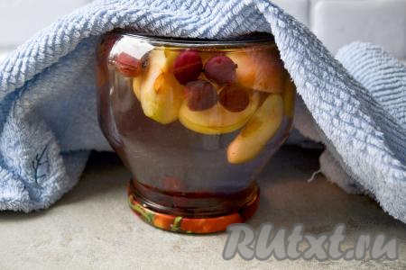 Закрутите банки крышками, переверните кверху дном, чтобы проверить герметичность закрытия, затем укутайте в одеяло и оставьте на сутки (банки будут медленно остывать).