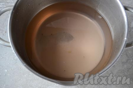 После того как банки с крыжовником, водой и яблоками постоят минут 20-25, аккуратно слейте воду из банок в кастрюлю с сахаром, перемешайте. Сразу поставьте кастрюлю на достаточно сильный огонь.