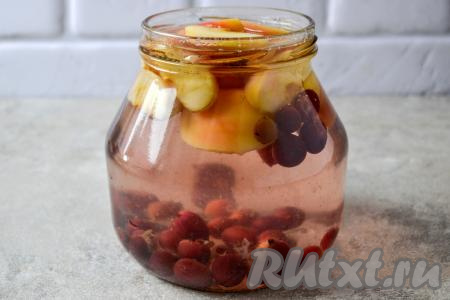 После закипания проварите воду с сахаром 2-3 минуты на небольшом огне, чтобы сахар полностью растворился. Затем влейте получившийся горячий сироп в банки, заполняя их до горлышка.