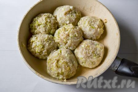 Разогрейте сковороду с растительным маслом. Каждую рыбную котлету со всех сторон обваляйте в муке и выложите на хорошо разогретую сковороду.