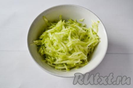 Кабачок вымойте, очистите от кожуры, если семечки крупные, их нужно будет удалить. Натрите кабачок на крупной тёрке. Оставьте на 10 минут, чтобы кабачок пустил сок.