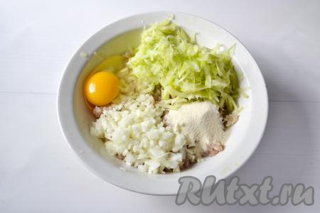 Затем из натёртого кабачка отожмите руками сок. Для приготовления котлет потребуется 300 грамм кабачка, отжатого от лишнего сока. В миску с щучьим фаршем добавьте отжатый кабачок, сырое яйцо, очищенный и мелко нарезанный лук, всыпьте манную крупу, посолите по вкусу.