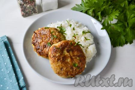 Мягкие, вкусные, пышные котлеты, приготовленные из щуки с кабачком, к столу подавать лучше горячими с любимым гарниром или свежими овощами.