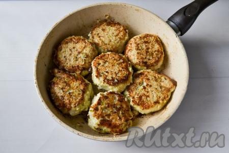 Котлеты из щуки с кабачком обжаривайте на сильном огне до румяности с двух сторон (примерно по 2-3 минуты с каждой стороны), затем сделайте огонь минимальным и под крышкой пропарьте котлеты до готовности в течение 15 минут. За это время нужно 1-2 раза перевернуть котлеты, чтобы они равномерно прожарились.