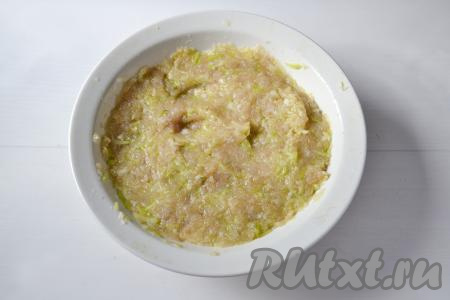 Тщательно вымешайте рыбный фарш и оставьте на 15-20 минут, чтобы манка набухла.