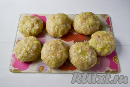 Сформуйте из фарша котлеты. Это удобно делать руками, смоченными в воде.